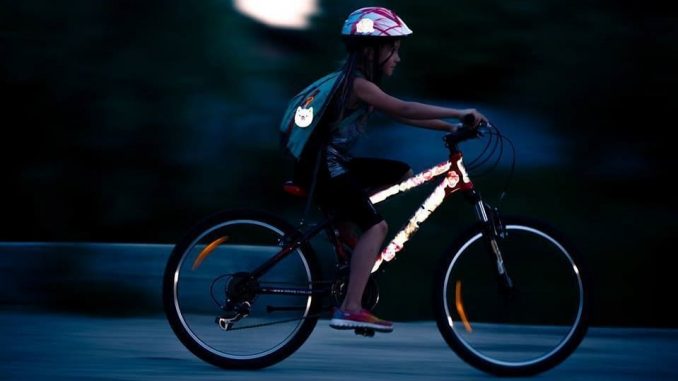 Вуличні ліхтарі в усіх населених пунктах Прикарпаття вимкнені - на велосипеди й одяг потрібні світлоповертачі 1