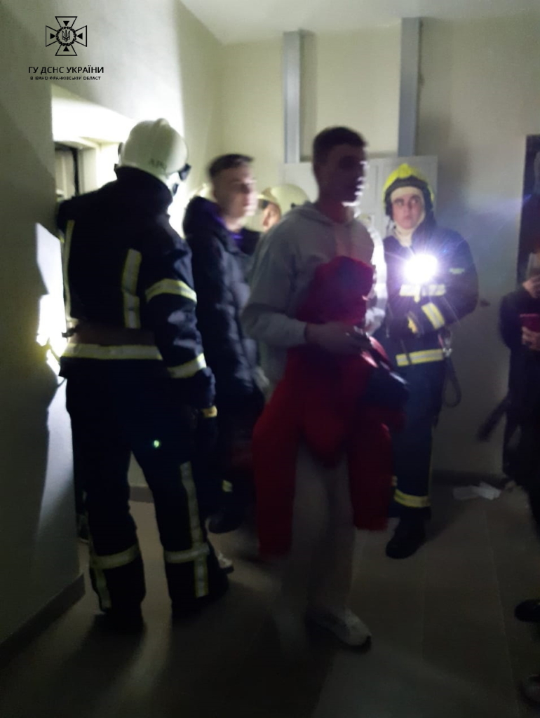 У Франківську рятувальники звільнили з ліфта семеро людей 1