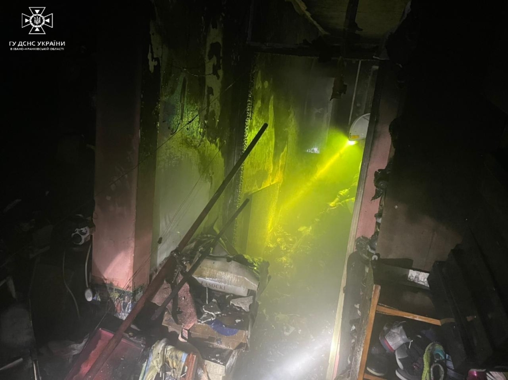 Вночі у Калуші евакуювали мешканців п'ятиповерхівки через пожежу магазину 1