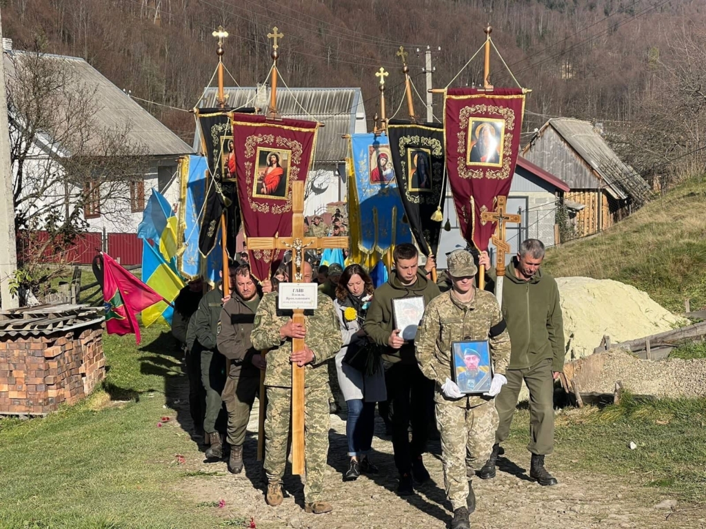 На Прикарпатті всім селом провели в останню дорогу 44-річного захисника Василя Гаїва 1