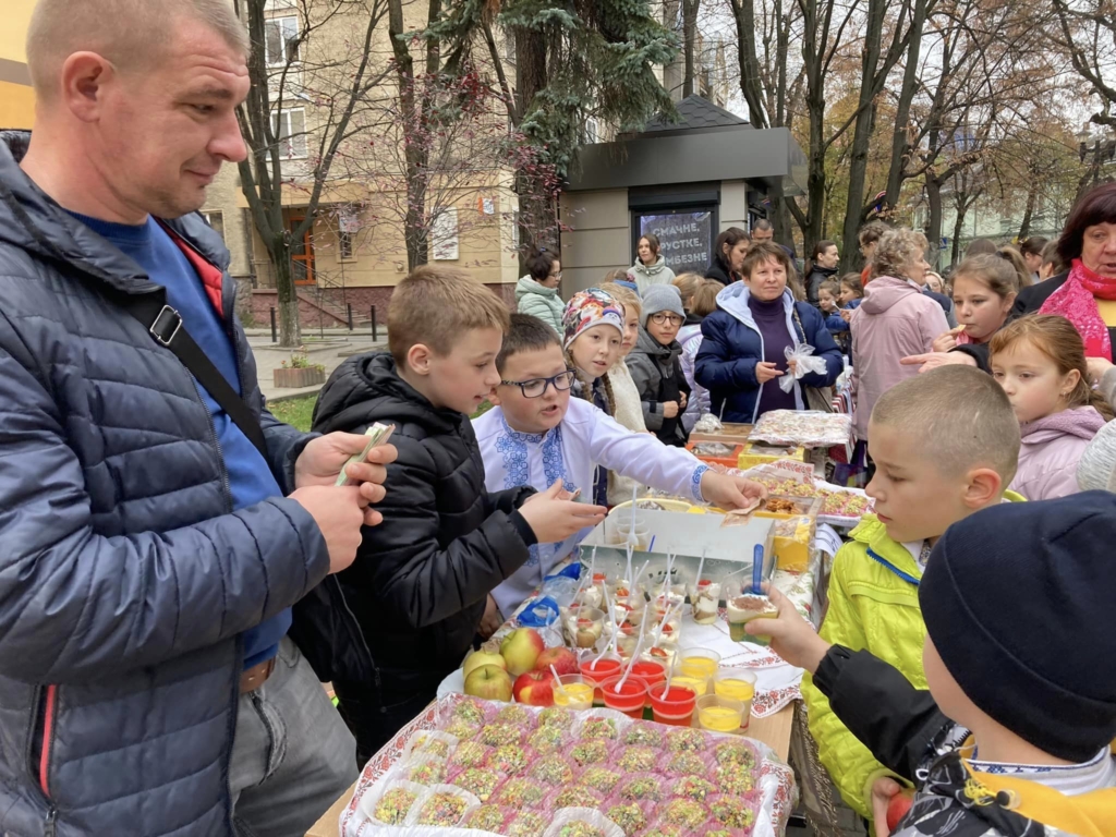 На ярмарку у франківському ліцеї №7 зібрали понад 64 тис грн для армії 3