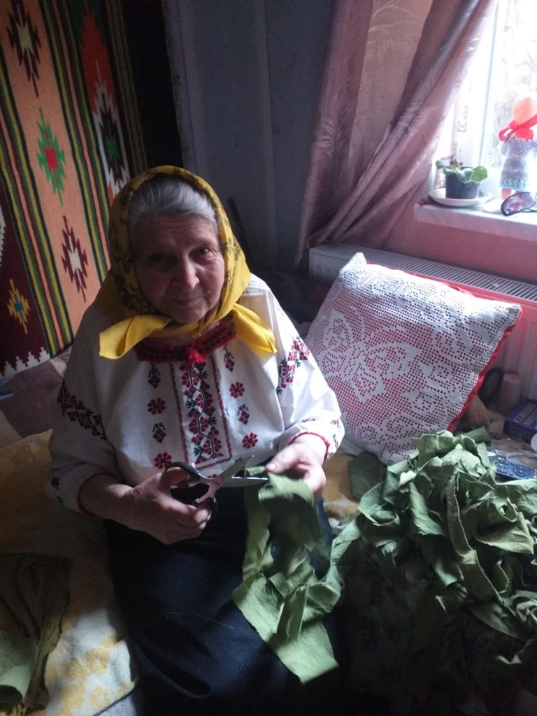 У Косові 93-літня волонтерка нарізає стрічки на маскувальні сітки 1