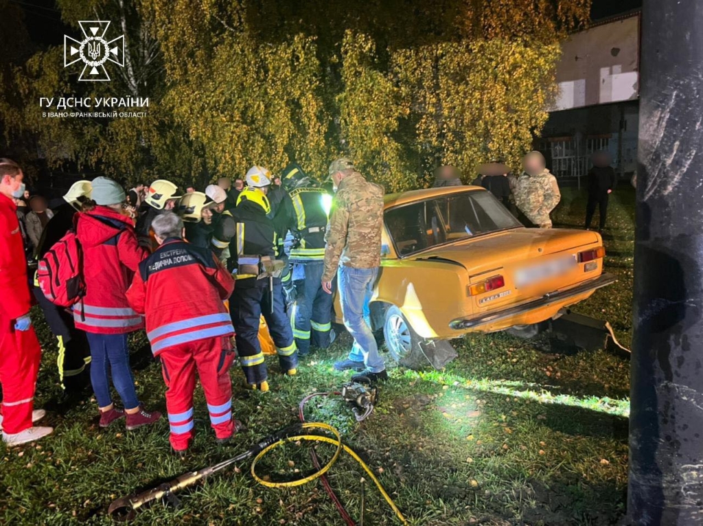 У Франківську рятувальники вирізали чоловіка з розбитої у ДТП машини 1