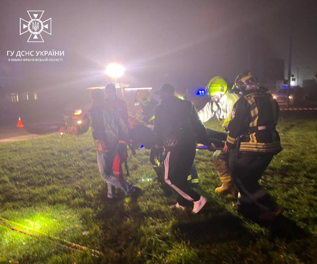 У Франківську рятувальники вирізали чоловіка з розбитої у ДТП машини 2
