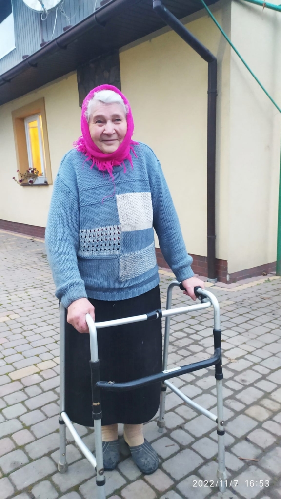 У Косові 93-літня волонтерка нарізає стрічки на маскувальні сітки 2
