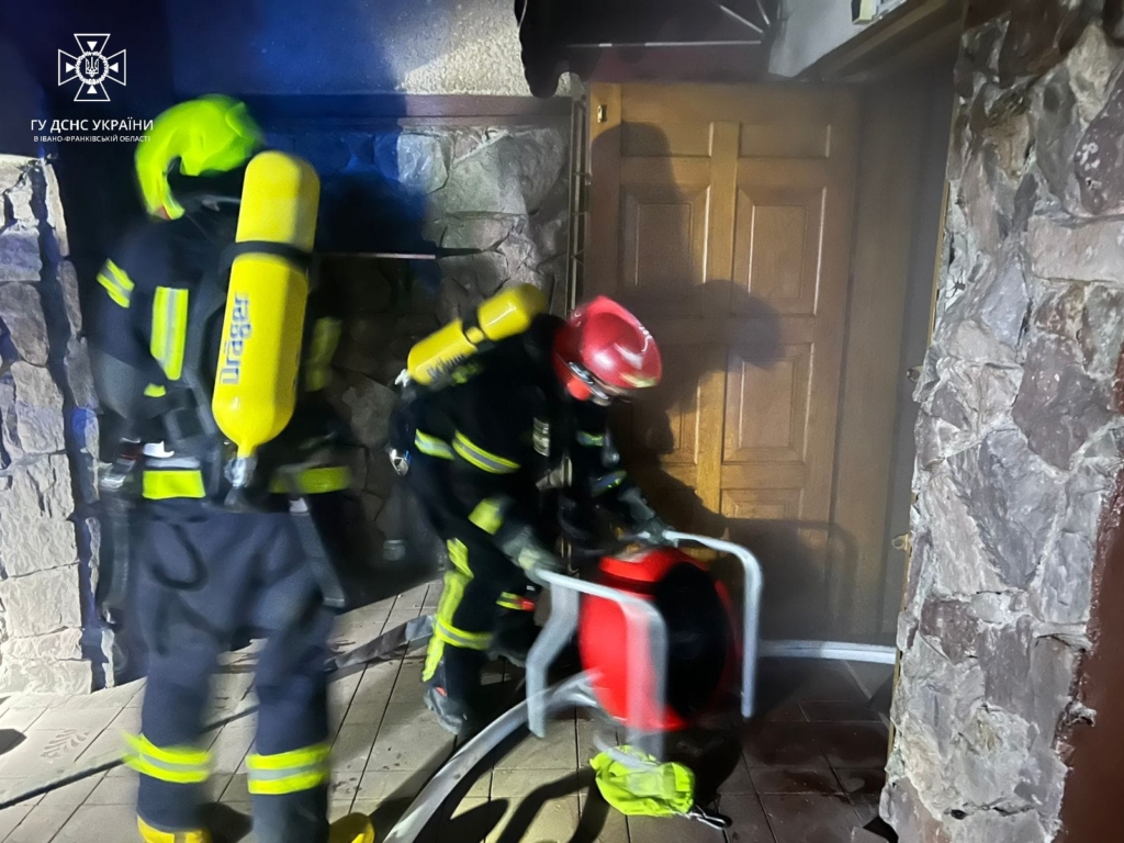 З пологового у Франківську під час пожежі евакуювали 36 породіль та п'ятьох медиків 1