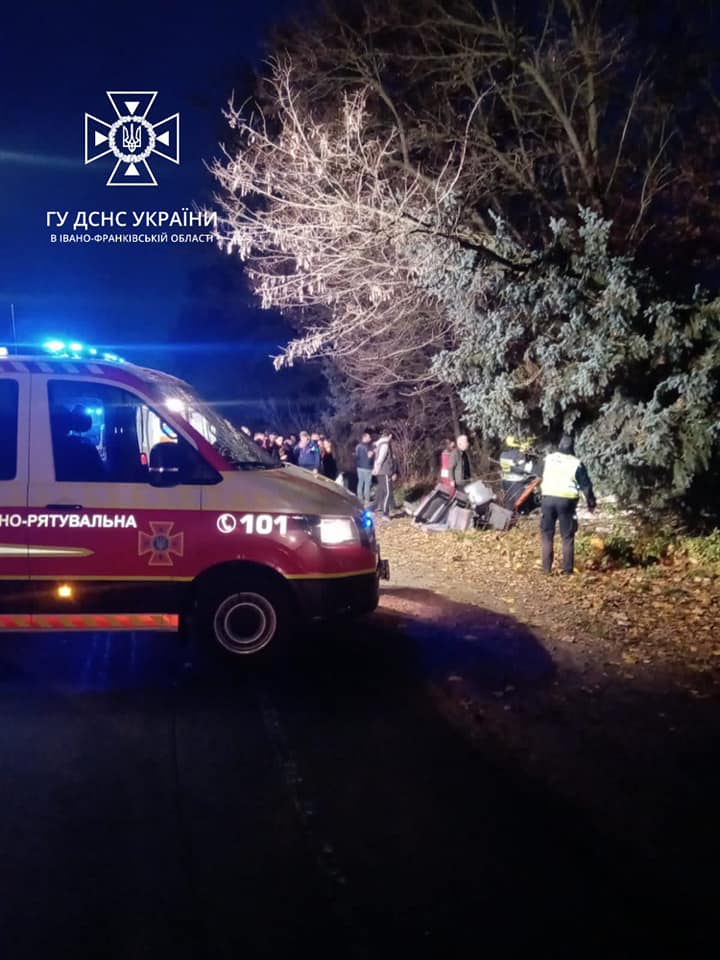 У Франківську автобус злетів з дороги у дерево, 14 людей госпіталізовано 2