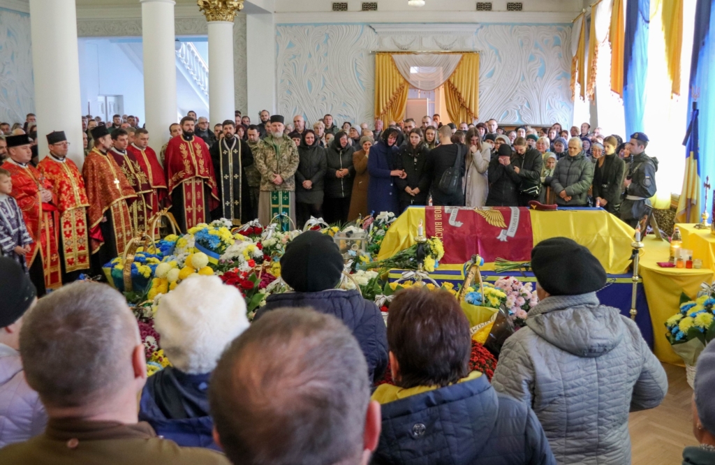 У Калуші провели в останню дорогу десантника Петра Урсуловича 3