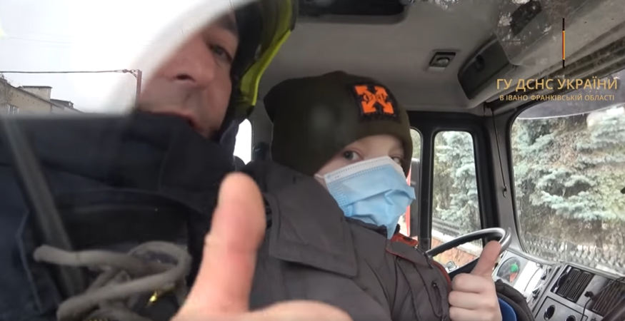 Стати пожежником: прикарпатські рятувальники здійснили мрію 8-річного онкохворого хлопчика 1