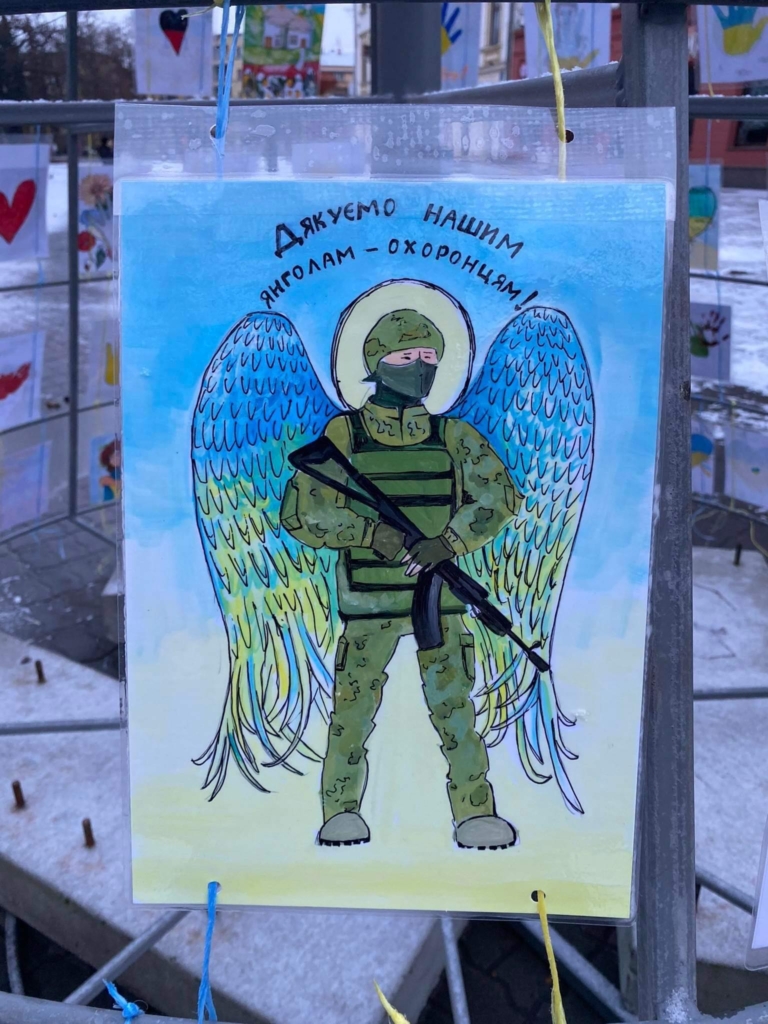 Ялинку Перемоги з малюнків дітей монтують у Франківську - відкриття 19 грудня 2