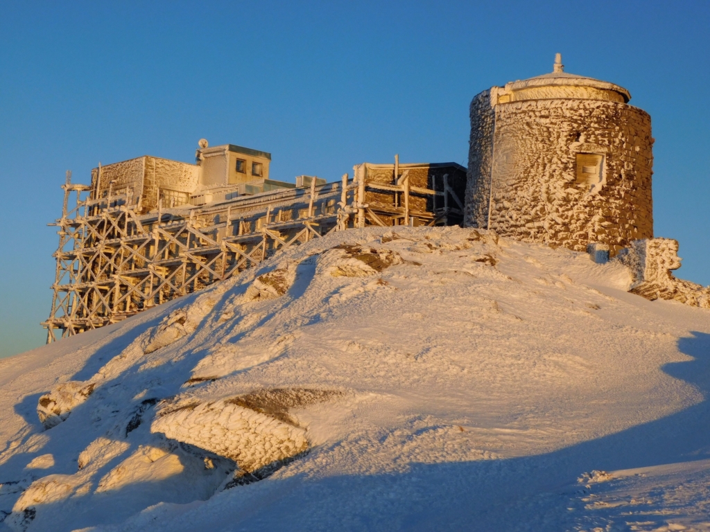 Обсерваторія на горі Піп-Іван - зима в Карпатах