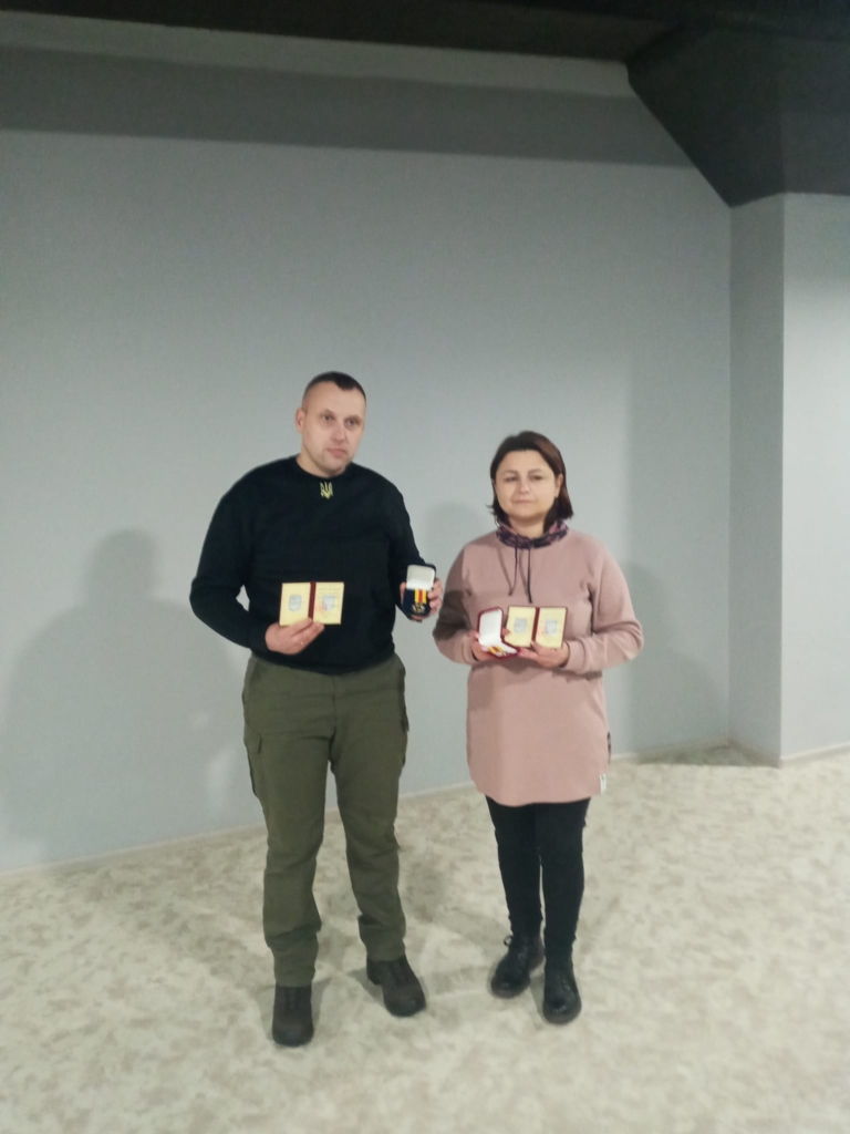 За сприяння ЗСУ: волонтерів Наталію Медвідь та Івана Зобківа відзначило Міноборони 1