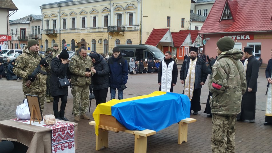 На Прикарпатті поховали Дмитра Кияненка, захисника "Азовсталі", що загинув у російському полоні 1