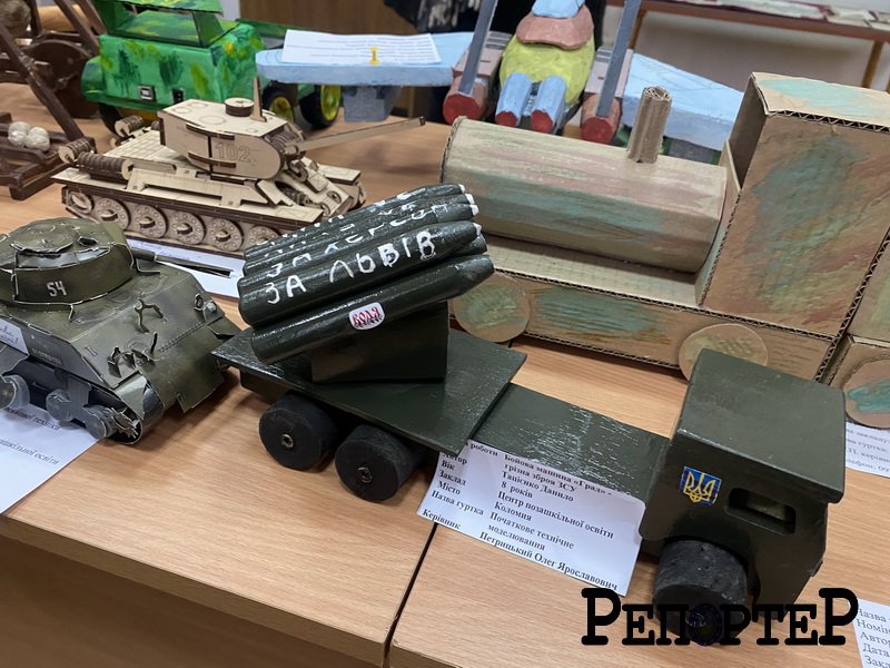 Юні винахідники з Прикарпаття представили на виставці моделі військової техніки 1