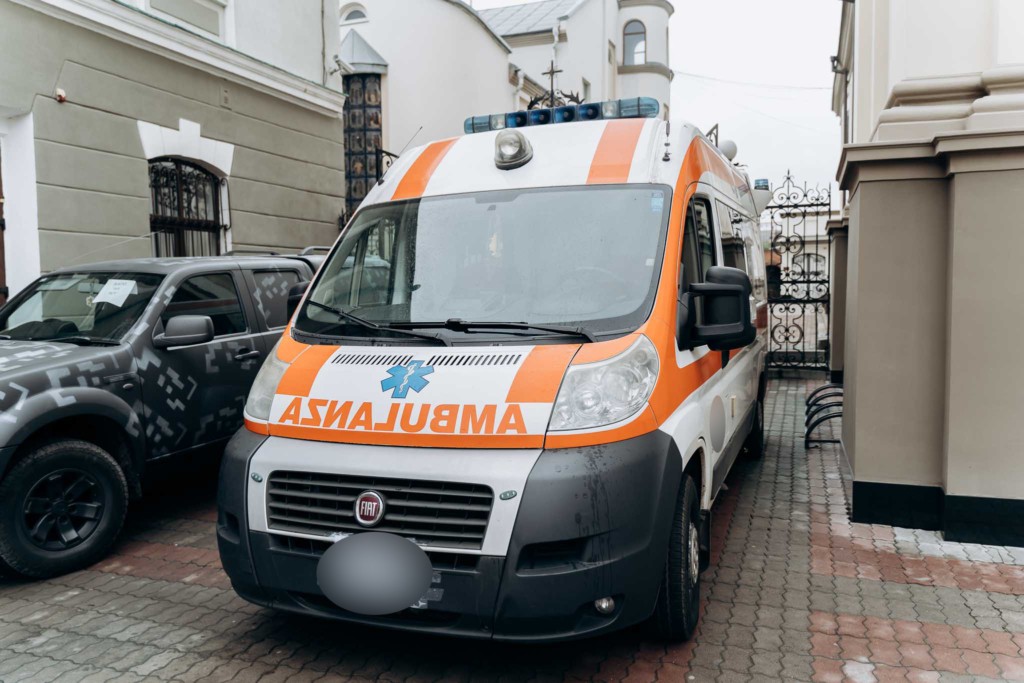 Франківська архієпархія УГКЦ відправила на фронт швидку та позашляховик 1