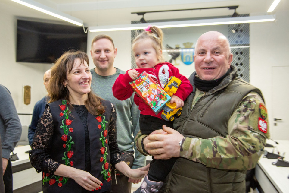 Польські волонтери привезли подарунки сім'ям загиблих захисників з Франківська 1