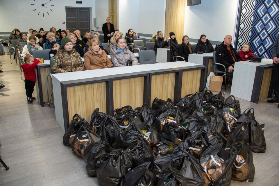 Польські волонтери привезли подарунки сім'ям загиблих захисників з Франківська 2