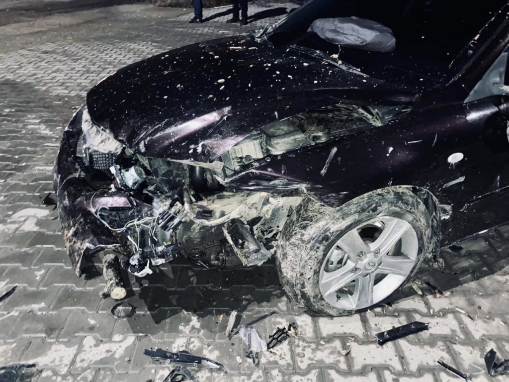 На Прикарпатті Mazda, тікаючи від трактора з причепом, влетіла в дрова - пасажир у лікарні 1