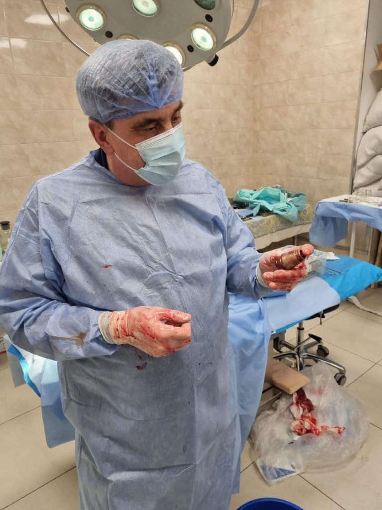 Військові хірурги під наглядом саперів дістали з пораненого бійця гранату ВОГ 2