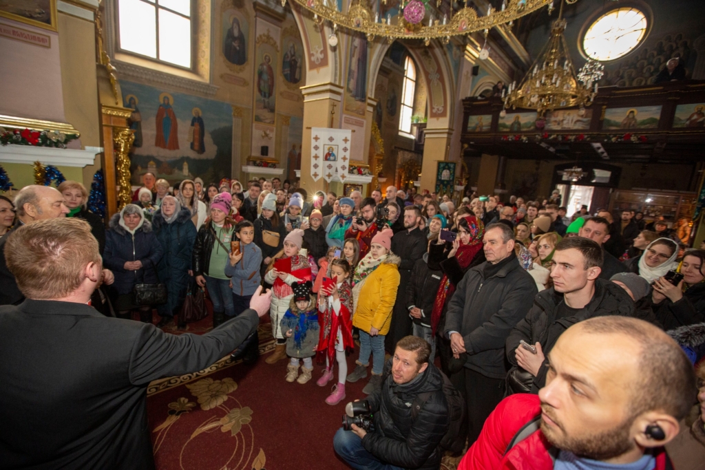 На благодійному фестивалі "Різдво нескореної України" у Франківську колядували на банно-пральні комплекси для ЗСУ 4