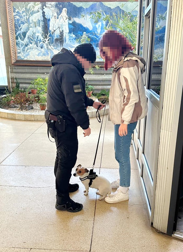 Собака Кіра на кордоні затримала 22-річну франківку з наркотиками 1