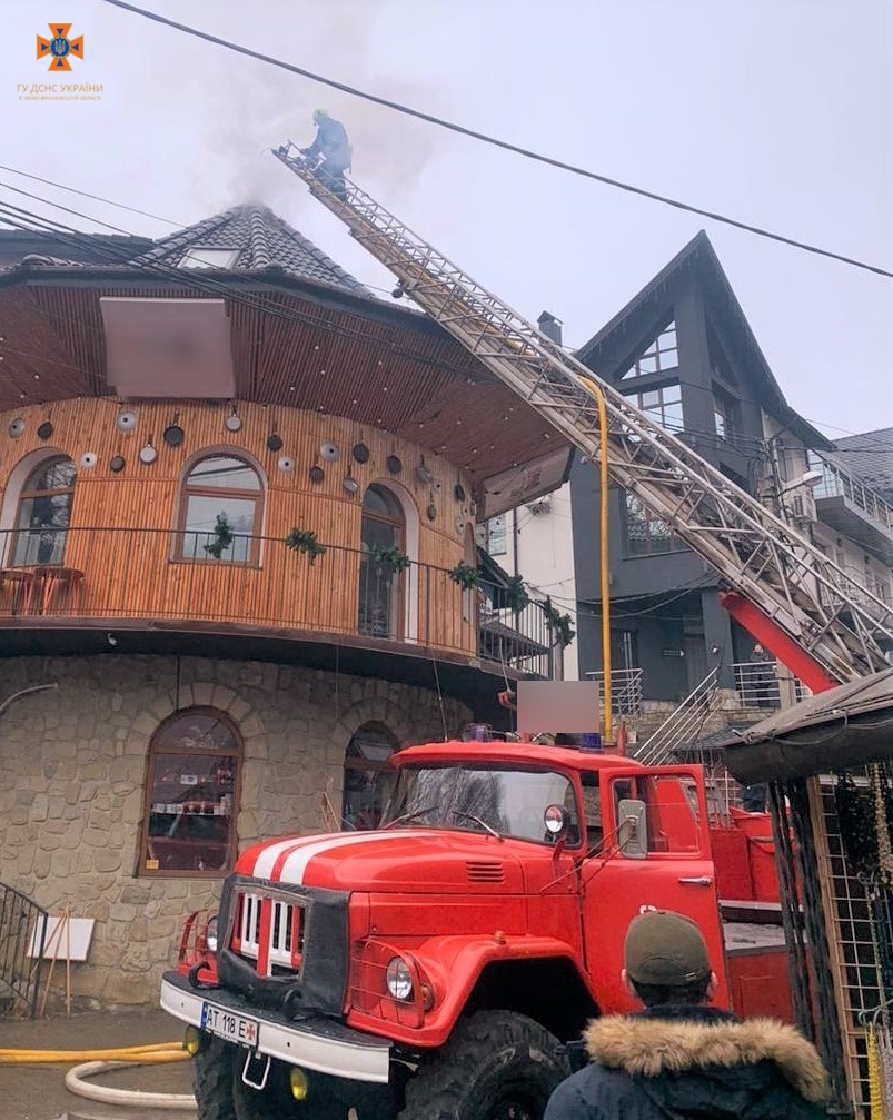 У Яремчі загорівся ресторан - рятувальники за пів години загасили пожежу 1