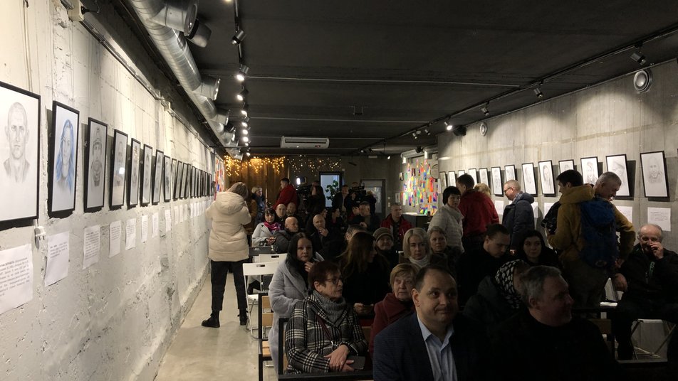 Віддали життя за Україну: у Франківську відкрили виставку графічних портретів "Звитяжці" 3