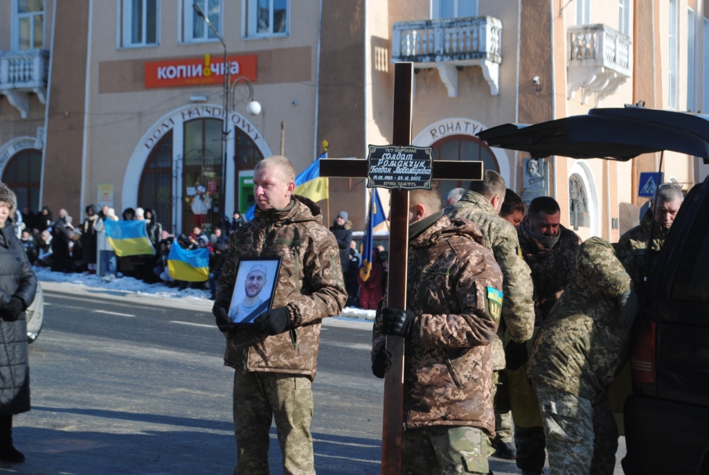 Рогатинська громада попрощалася з 33-річним воїном Богданом Романчуком 2