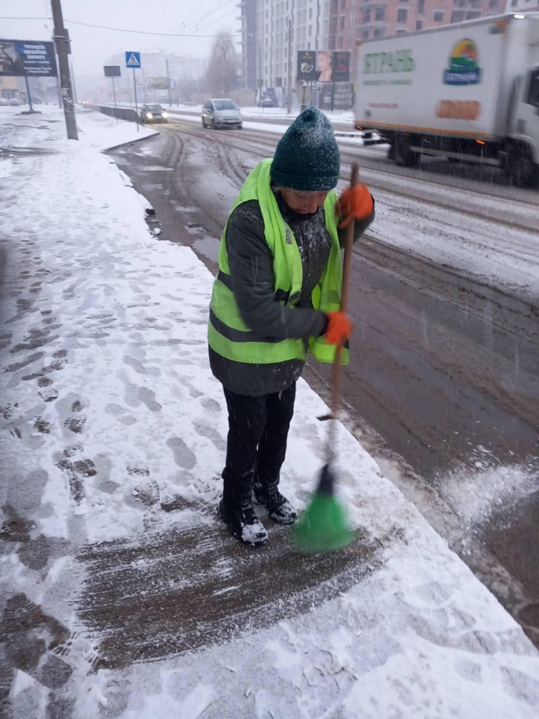 Місто чистять від снігу Івано-Франківськ