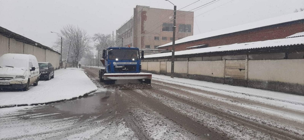 Дороги розчищають від снігу в Івано-Франківську