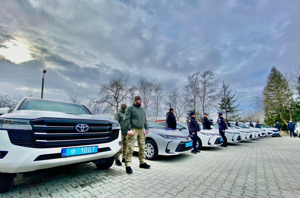 В районні підрозділи поліції Прикарпаття передали два десятки нових авто 2