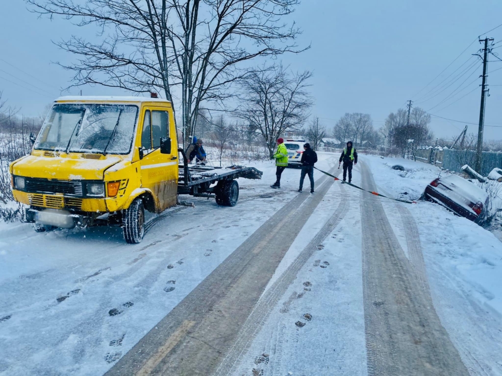 Снігопад на Прикарпатті: рятувальники і поліція витягують автівки з кюветів. ФОТО 1