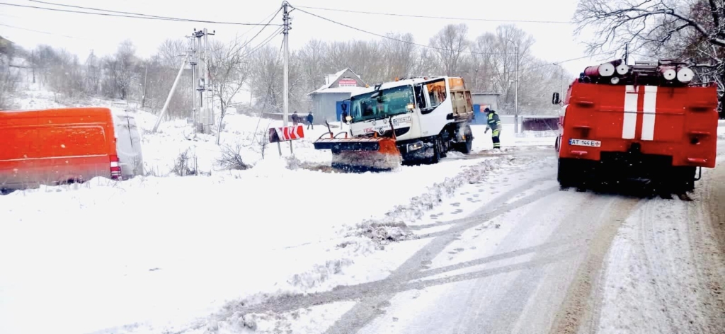 Снігопад на Прикарпатті: рятувальники і поліція витягують автівки з кюветів. ФОТО 2