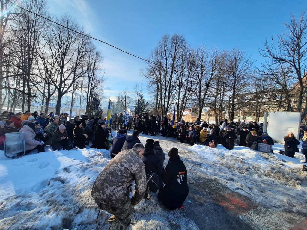 На Верховинщині з весільним деревцем провели в останню дорогу бійця "десятки" Михайла Кознюка 4