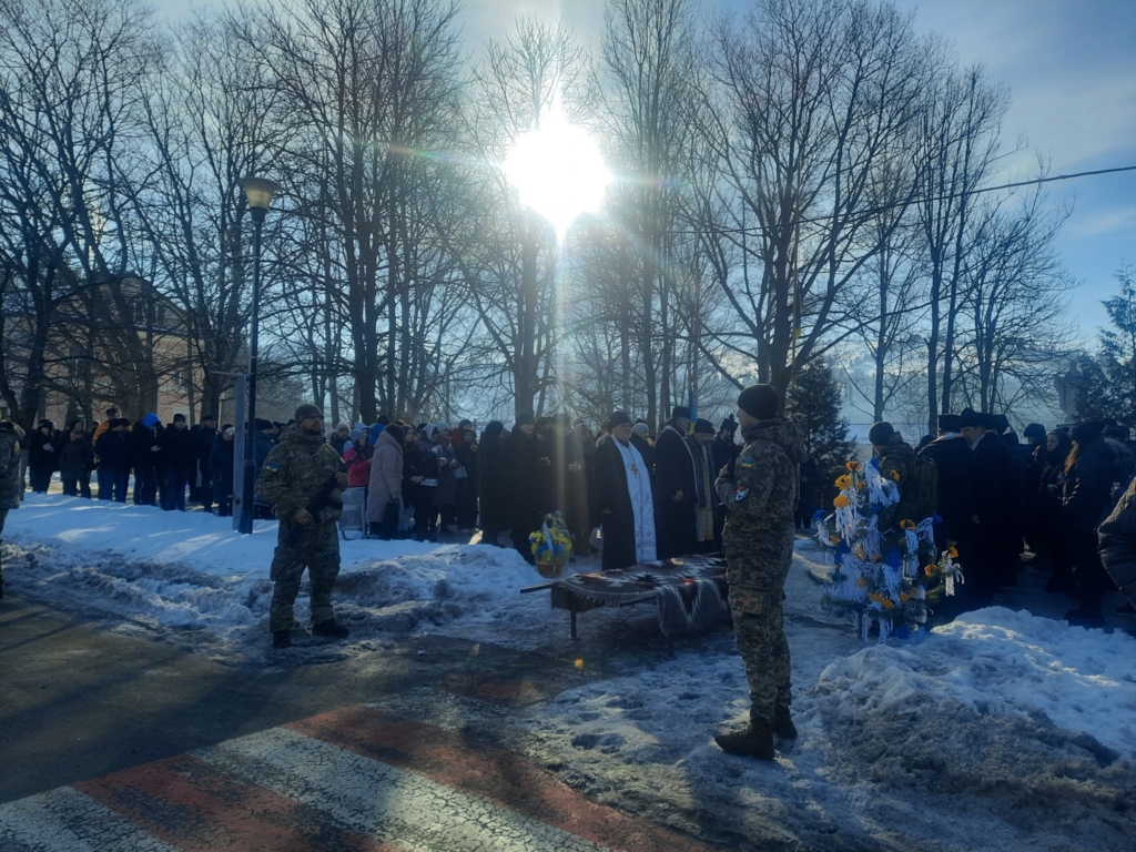 На Верховинщині з весільним деревцем провели в останню дорогу бійця "десятки" Михайла Кознюка 2