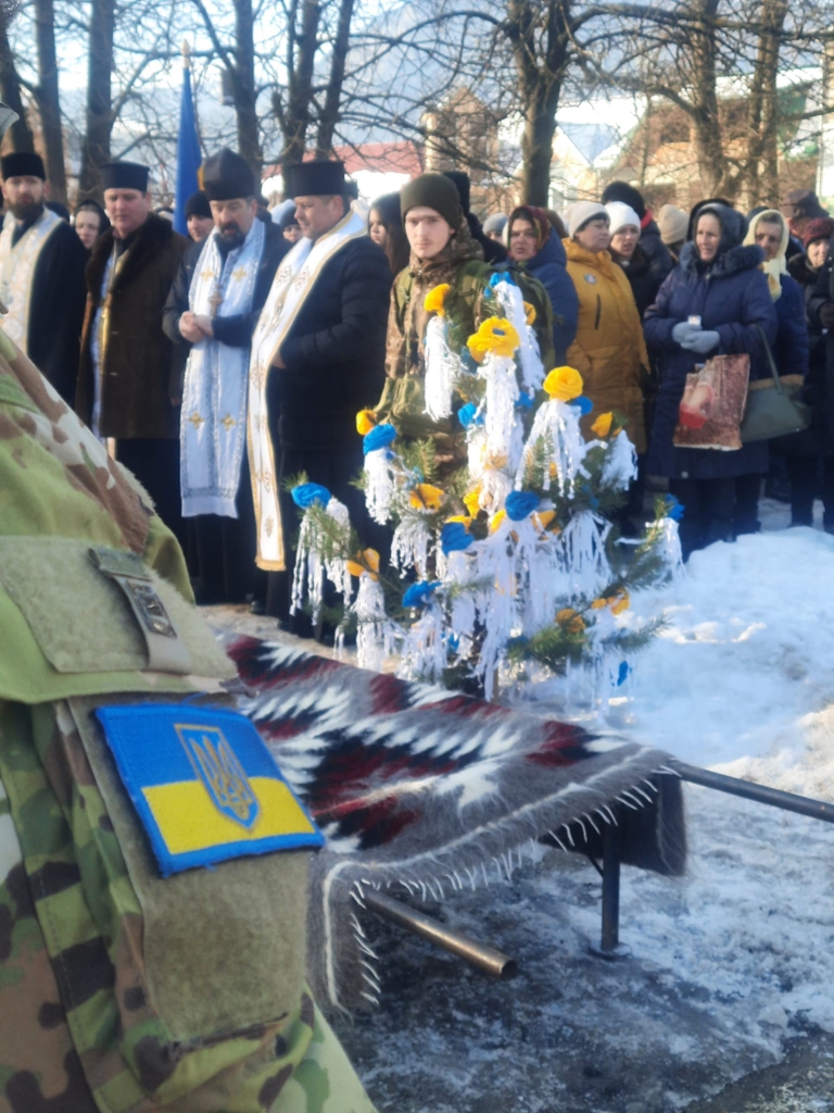 На Верховинщині з весільним деревцем провели в останню дорогу бійця "десятки" Михайла Кознюка 3