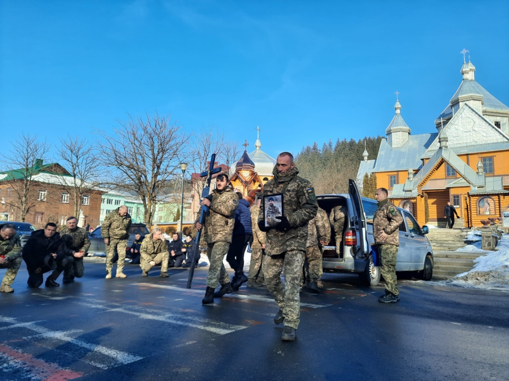 На Верховинщині з весільним деревцем провели в останню дорогу бійця "десятки" Михайла Кознюка 1