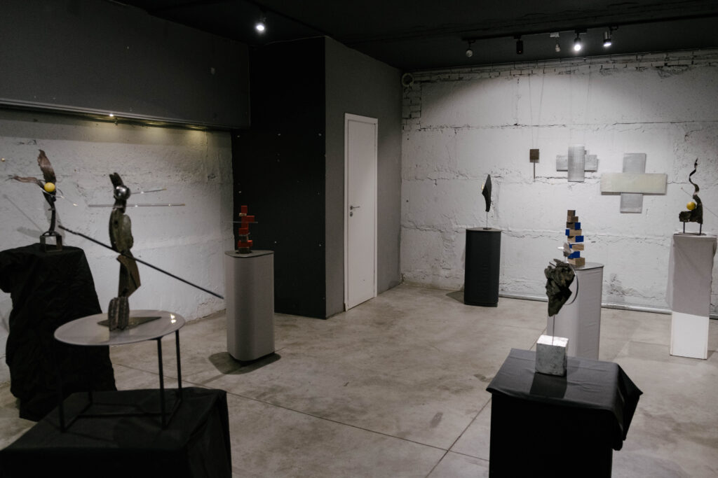 Трансформації війни: у франківському "Ваґабундо" експонують картини Миколи Джички і скульптури Юрія Бакая 5