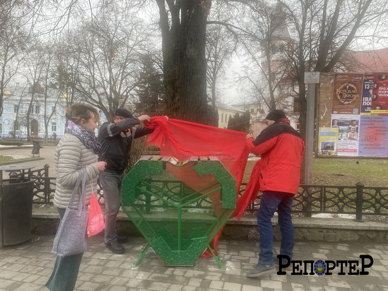 На вуличні меблі: у центрі Франківська встановили контейнер для пластикових кришечок 1