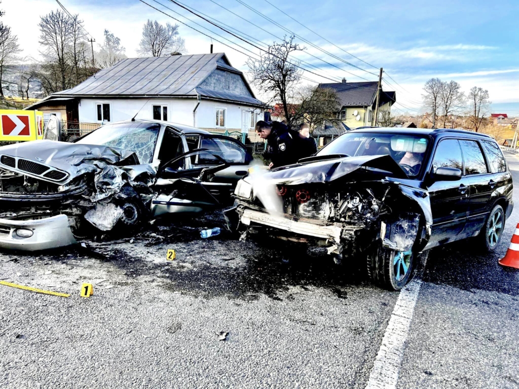У Делятині водійка "Субару" на зустрічці влетіла у "Део": троє людей у лікарні 1