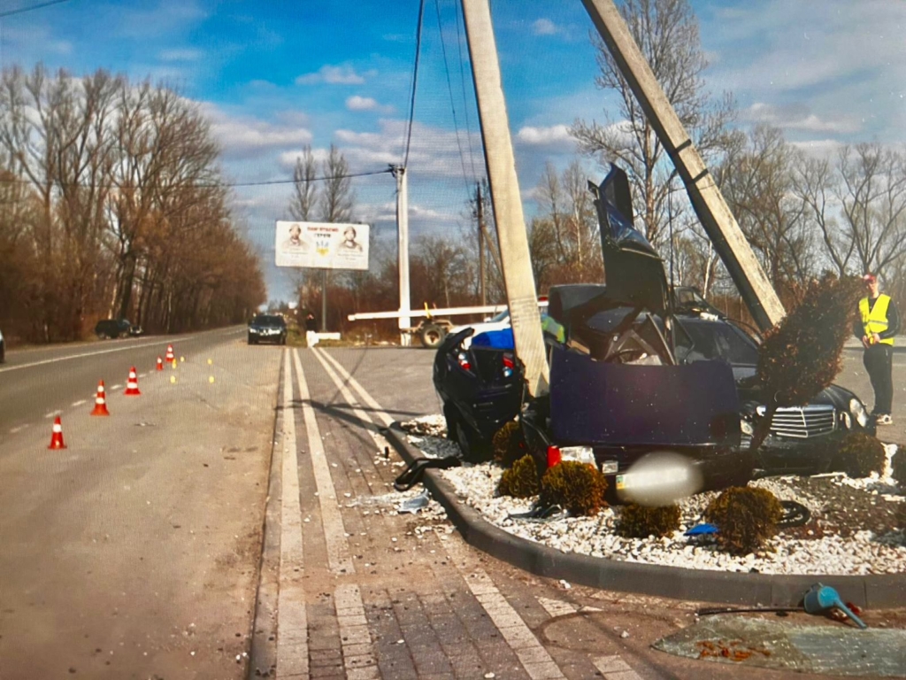 Обганяв і зніс попутку: подробиці ДТП у Надвірній, де авто влетіло у стовп 1