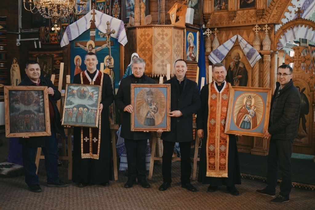 У Ворохті освятили відреставровані старовинні ікони 17 століття