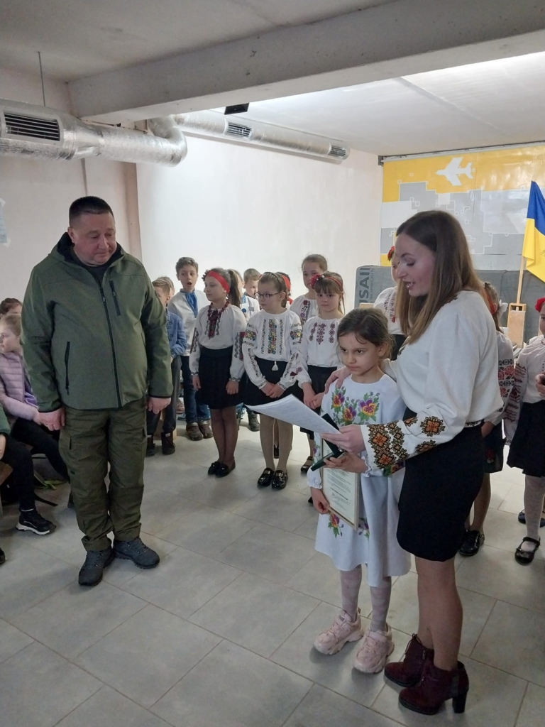 "Твоя підтримка безцінна": Залужний відзначив другокласницю з Франківська Анну Шахову 1