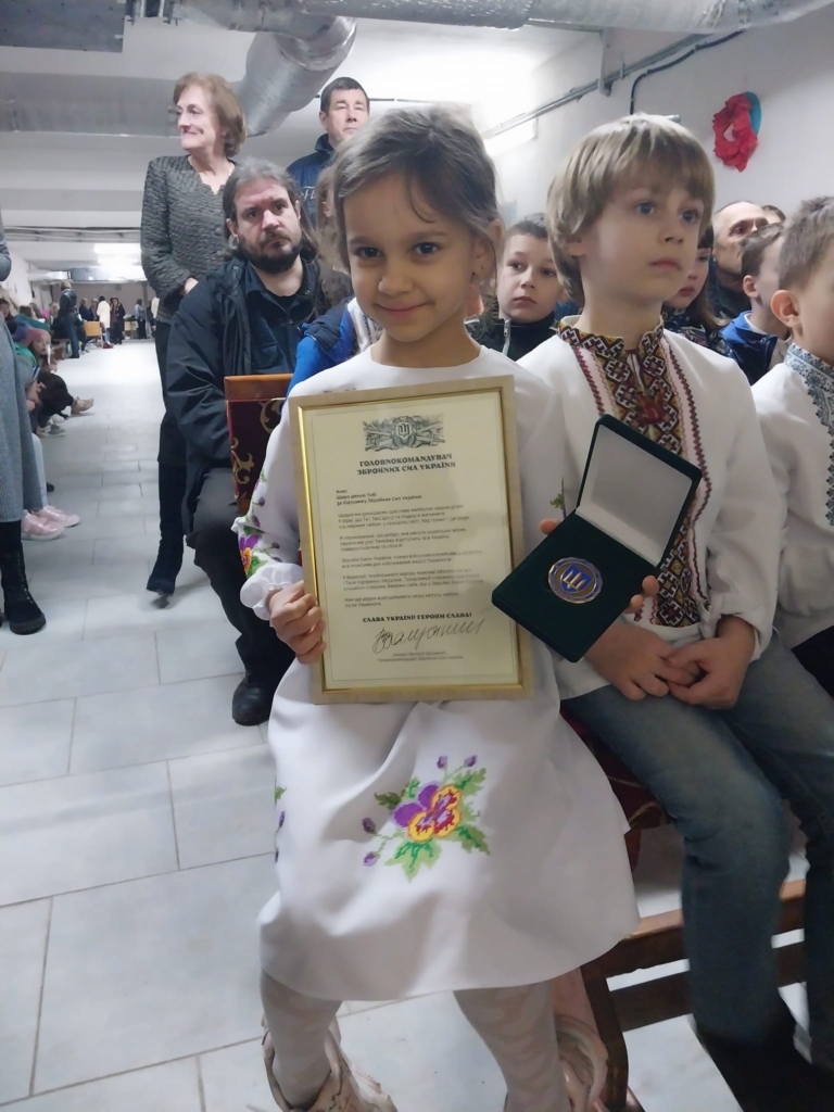 "Твоя підтримка безцінна": Залужний відзначив другокласницю з Франківська Анну Шахову 2