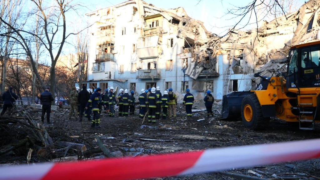 Росіяни вдарили по п'ятиповерхівці у центрі Запоріжжя, є загиблі та поранені 3