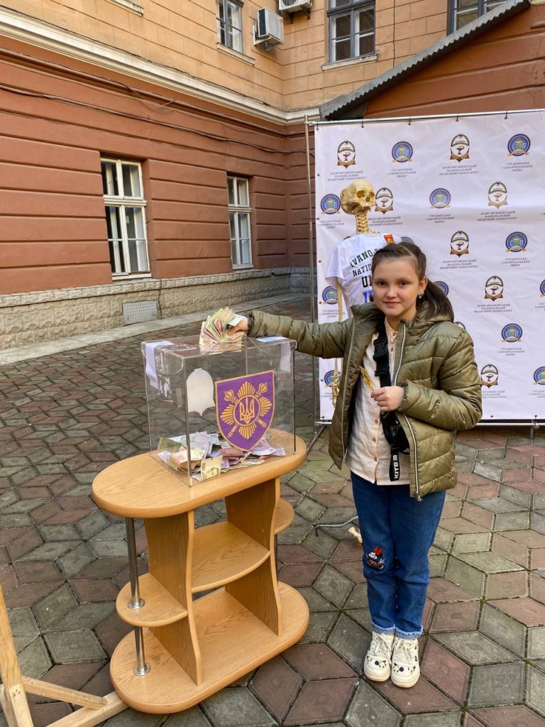 Франківські студенти-медики на ярмарку зібрали понад 23 тис. для оборонців Бахмуту 2