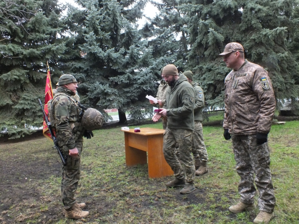 Командира роти 102 бригади, що врятував пораненого товариша, нагородили орденом 1