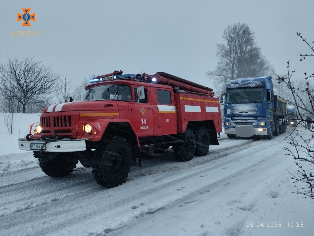 Рятувальники витягнули із заметів на Прикарпатті п'ять машин, двоє людей - в лікарні 3