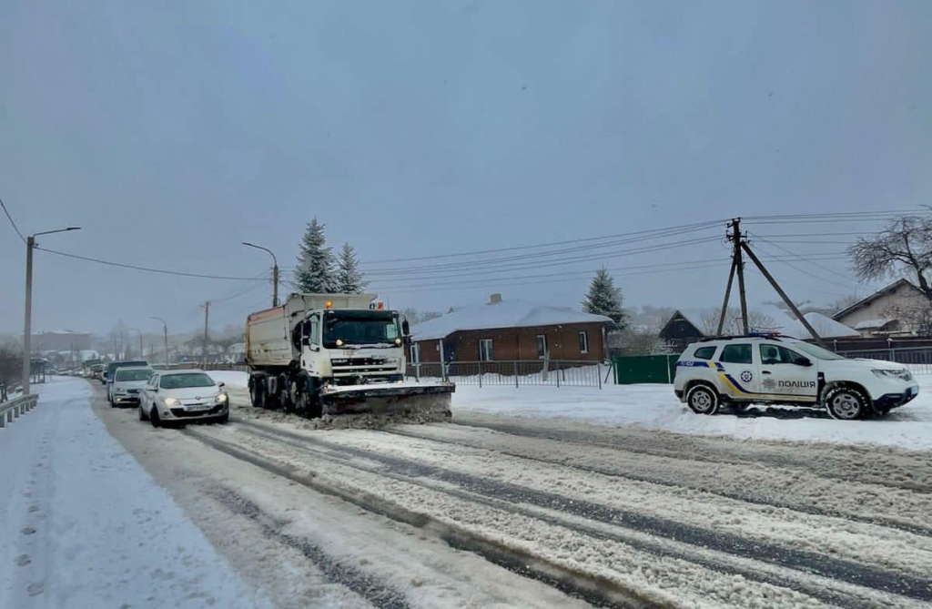 Відкопували і виштовхували: поліцейські розповіли, як допомагали на дорогах прикарпатцям у снігову негоду 1