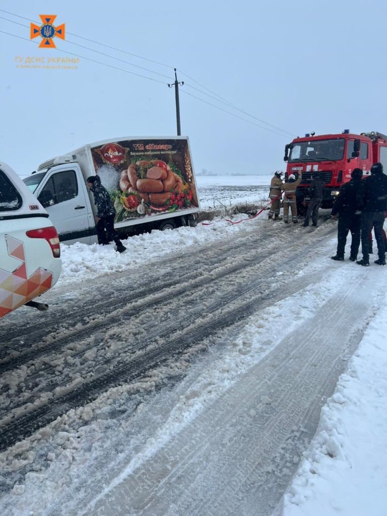 Рятувальники витягнули із заметів на Прикарпатті п'ять машин, двоє людей - в лікарні 1